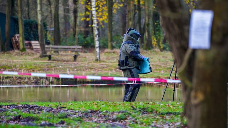 Een medewerker van de EOD bij de visvijver in Valkenswaard (foto: Dave Hendriks / SQ Vision)