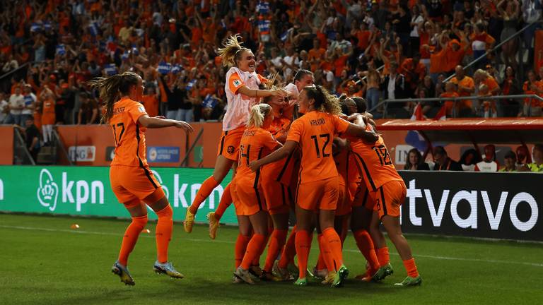 Uitzinnige vreugde bij Oranje na het verlossende doelpunt van Esmee Brugts (foto: ANP/Pieter Stam de Jonge).
