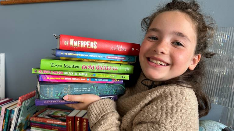 Frederique met haar lievelingsboeken (foto: Jan Peels).