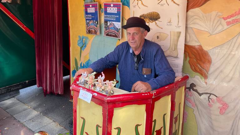 Cobus in zijn Vlooiencircus op de Tilburgse kermis (foto: Tom van den Oetelaar).