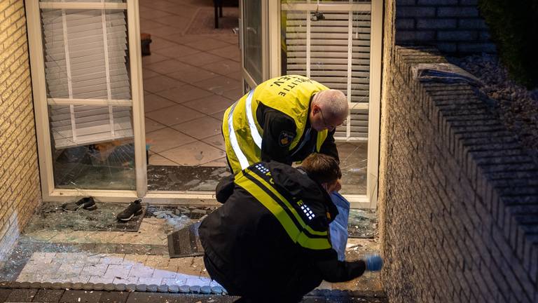 Explosief ontploft bij huis, meerdere ruiten aan diggelen