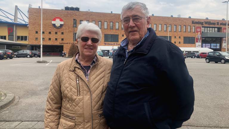 Gerrie (72) en Mari Rommen (74) uit Tilburg zijn blij met hun 'knuffelprik' (foto: Joris van Duin).