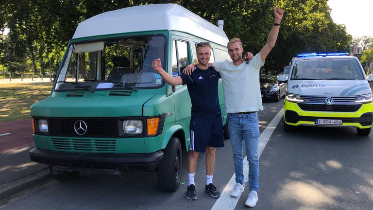 Bram en Thomas Hester dolblij met hun teruggevonden camper (eigen foto).