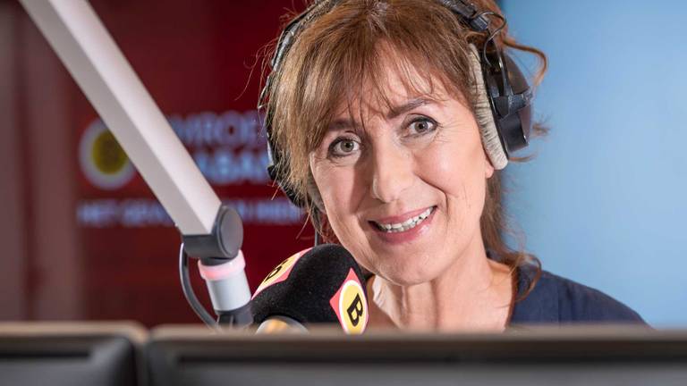 Hilde de Bresser tijdens het presenteren van Lekker Weekend