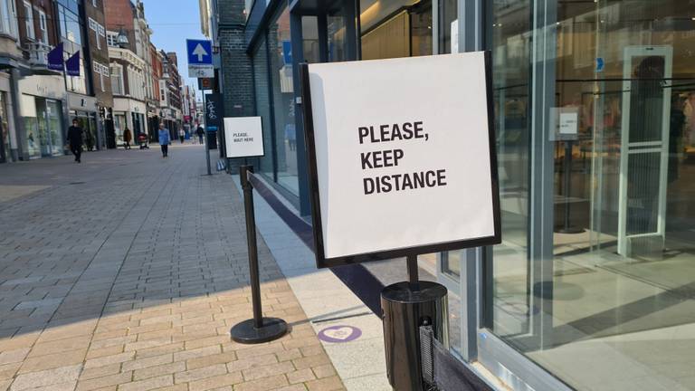 Paaltjes bij een winkelwachtrij in het centrum van Tilburg (foto: Omroep Brabant).