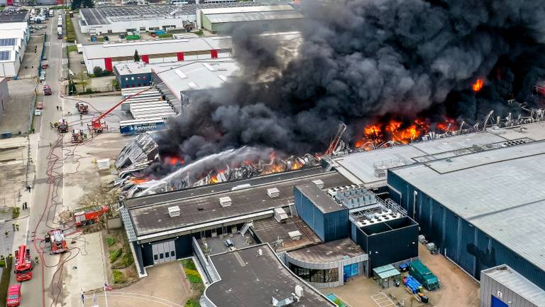 Zo zag de verwoestende brand bij het transportbedrijf in Etten-Leur eruit