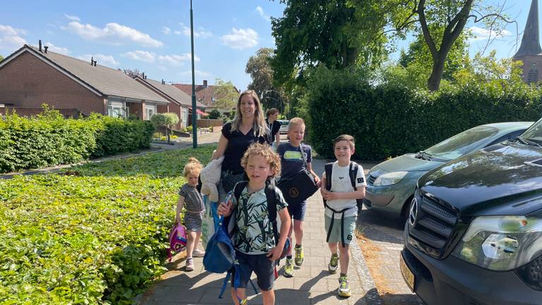 Stefanie Antonis met de kinderen op weg naar de eerste kindermiddag (foto: Imke van de Laar).