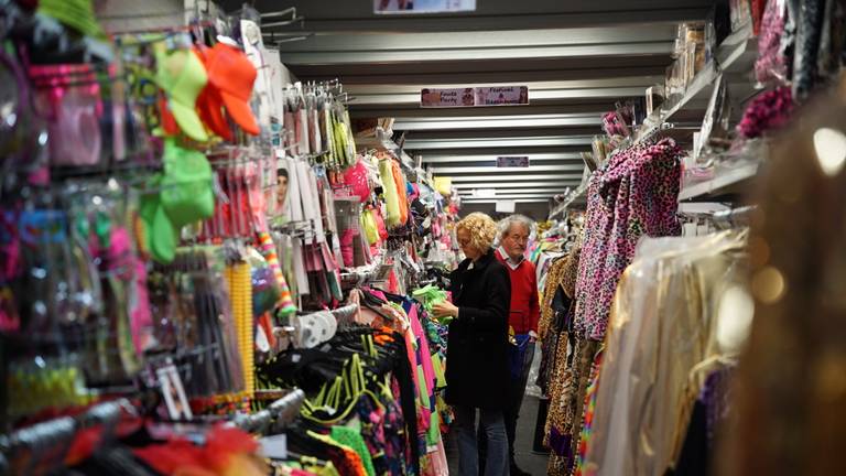 Er is genoeg te shoppen voor de carnavalsliefhebber (foto: Rochelle Moes).