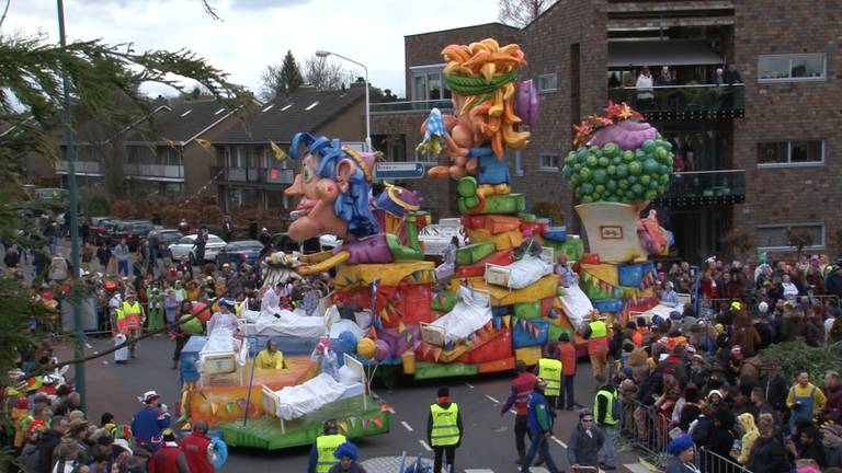 Volle bak feest in Prinsenbeek: zelfs de carnavalswinkel is open