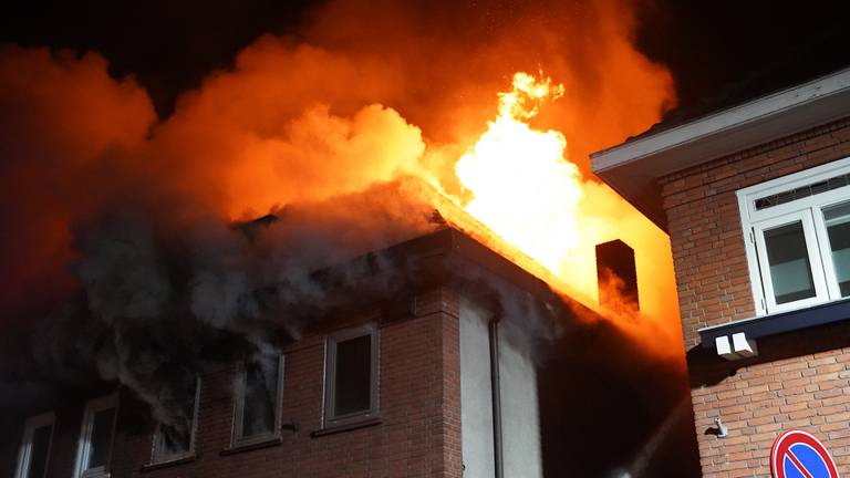 De uitslaande brand werd rond vijf uur zaterdagnacht ontdekt (foto: Jeroen Stuve/SQ Vision).