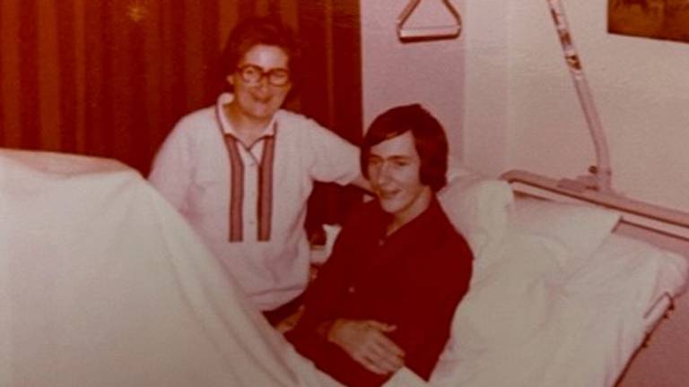 Bert in het ziekenhuis met zijn moeder (privéfoto)