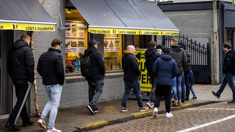 Lange rijen voor vuurwerkwinkels in Baarle-Hertog (foto: ANP).