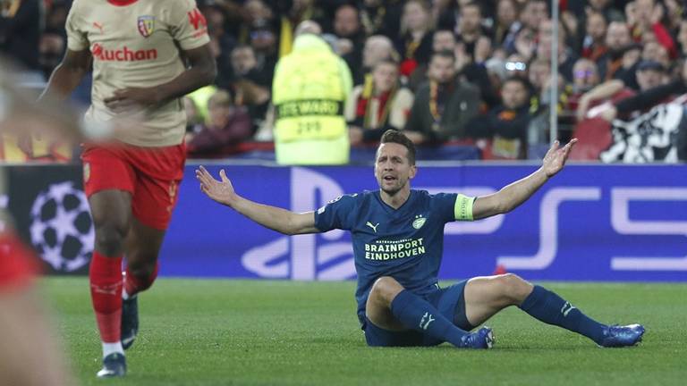 Luuk de Jong ligt op de grond na een overtreding (Foto: Maurice van Steen/ANP).