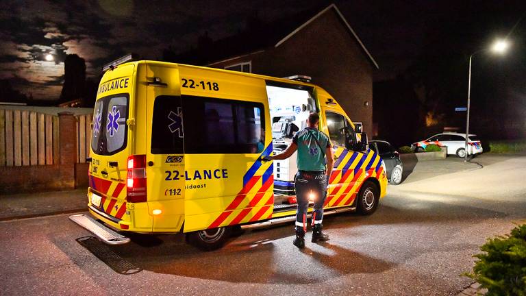 Het slachtoffer is in een ambulance naar een ziekenhuis gebracht (foto: Rico Vogels/SQ Vision).