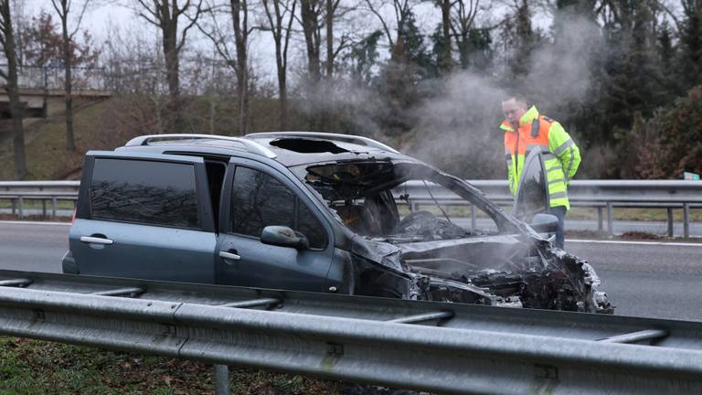 De auto raakte bij de brand op de A58 zwaar beschadigd (foto: Sander van Gils/SQ Vision).