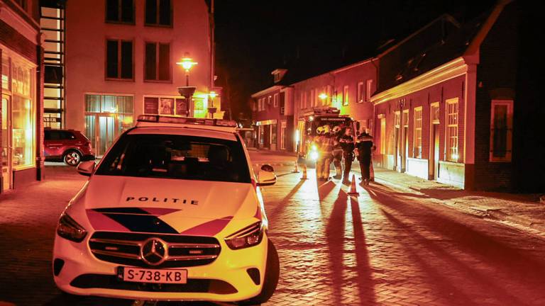 Touringcar rijdt tegen huis, chauffeur lijkt niks in de gaten te hebben