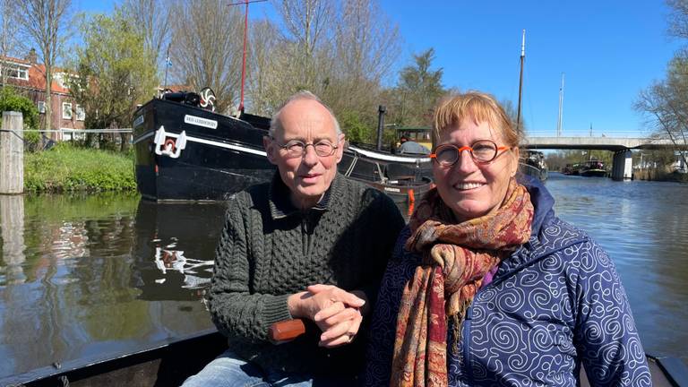 John La Haye en Caroline Docters van Leeuwen voor hun eigen schip: de Drie Gebroeders in de Tilburgse Piushaven (foto: Tom van den Oetelaar).