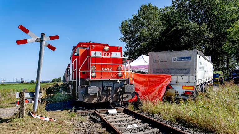 Goederentrein en vrachtwagen botsen: man (25) komt om het leven 