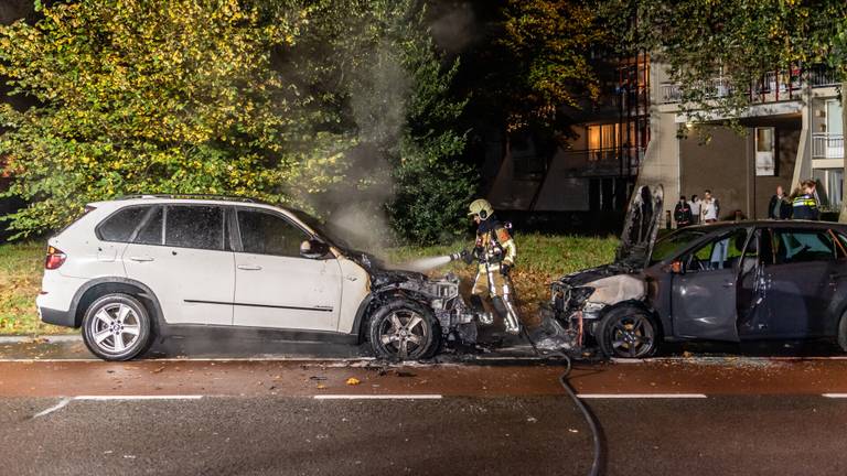 In de Cobbenhagenlaan in Tilburg gingen vrijdagavond twee auto's in vlammen op (foto: Jack Brekelmans/SQ Vision).