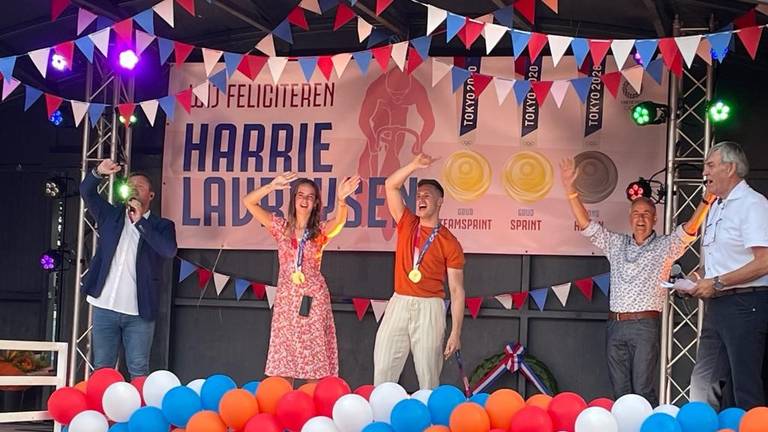 Noor Luijten en Harrie Lavreysen zingen mee met Frans Duijts (foto: Tonnie Vossen).