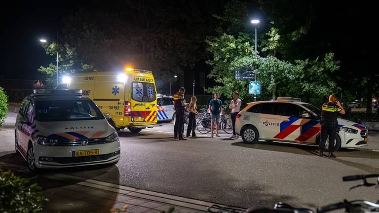 Divers services d'urgence ont été appelés après l'attaque au couteau à Waalwijk (photo : Iwan van Dun/SQ Vision).