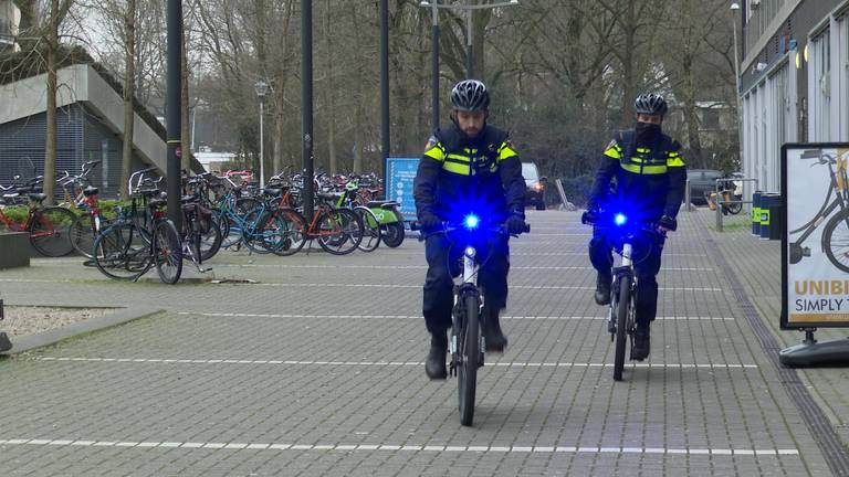 Twee politiebikers met blauw 'zwaailicht' in Tilburg. (foto: Raoul Cartens)