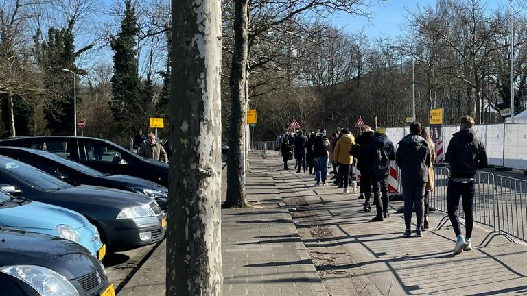 Rij bij de teststraat in Eindhoven (foto: Jan Waalen).