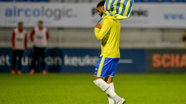 Sylla Sow loopt teleurgesteld van het veld na het krijgen van een rode kaart (Foto: OrangePictures)