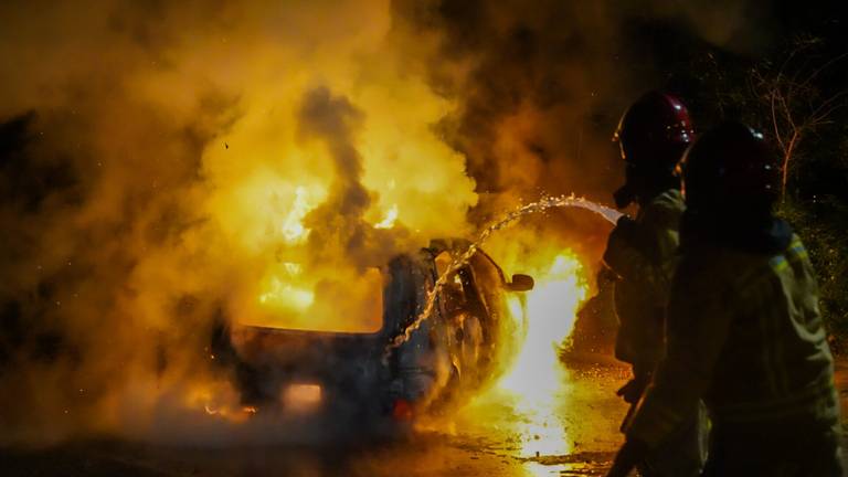 De brandweer bluste de auto in Geldrop (foto: Dave Hendriks/SQ Vison).