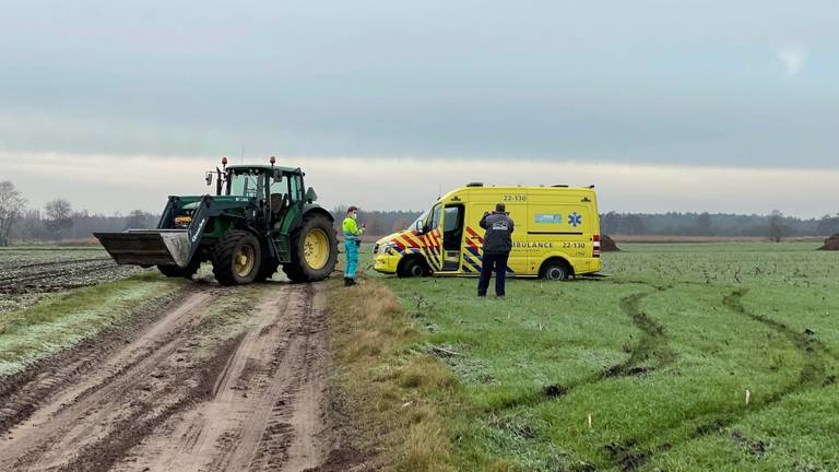 Een tractor trok de ambulance uit de modder (foto: SQ Vision).