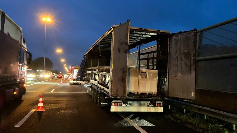 De uitgebrande vrachtwagen op de A27 (Foto: Rijkswaterstaat)