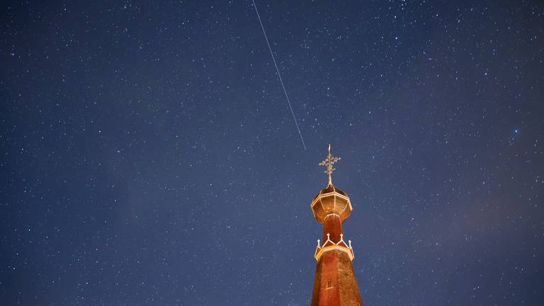 Eric van Asten ha fotografato una stella cadente in cima al campanile della chiesa di Linde (foto: Eric van Asten).