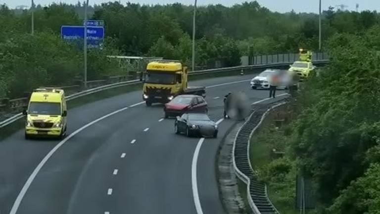 Het ongeluk op de A2 bij Best (foto: Twitter Rijkswaterstaat).