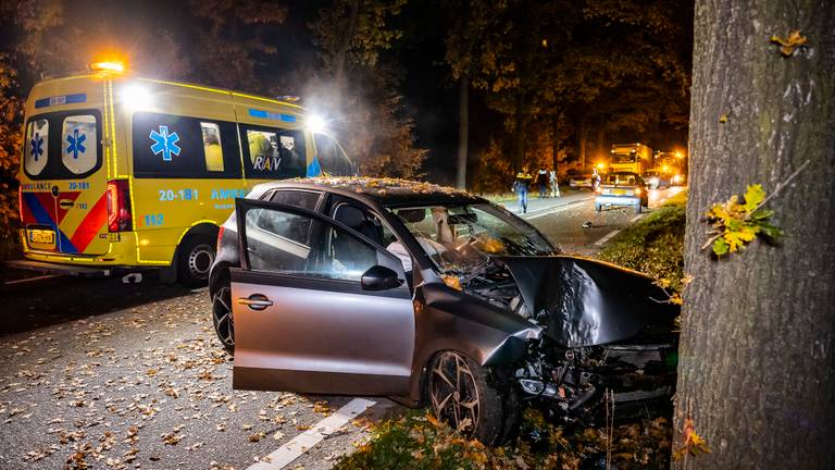 Het ongeluk op de Turnhoutsebaan in Goirle gebeurde rond kwart voor drie vrijdagnacht (foto: Jack Brekelmans/SQ Vision).