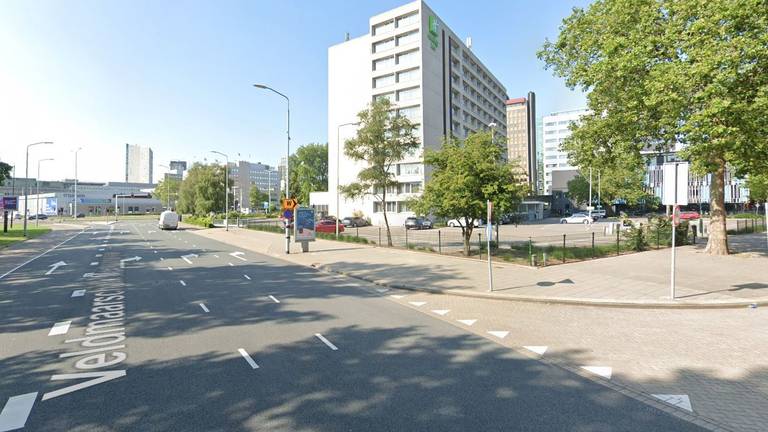 De parkeerplaats bij het Holiday Inn in Eindhoven (beeld: Google Streetview).