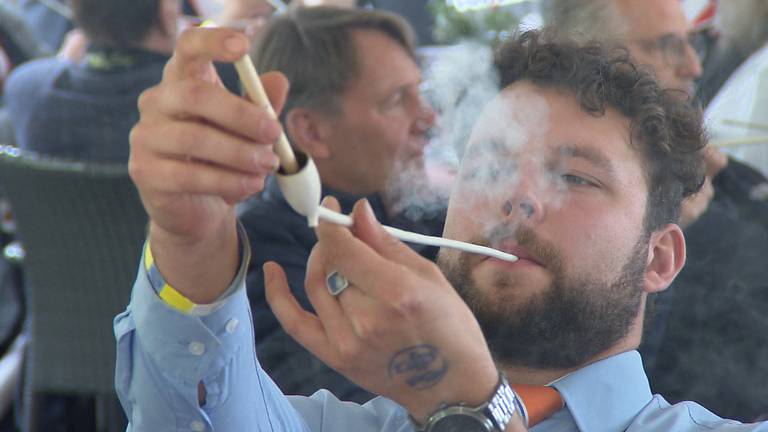 Concentratie bij het pijproken (foto: Omroep Brabant).