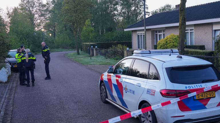 De politie doet onderzoek na de melding van de overval aan de straat Overhorst in Helmond (foto: Harrie Grijseels/SQ Vision).