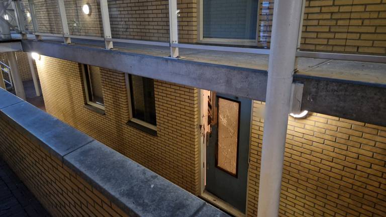 Bewoners van het appartementencomplex in Den Bosch schrokken wakker van de explosie (foto: Noël van Hooft).