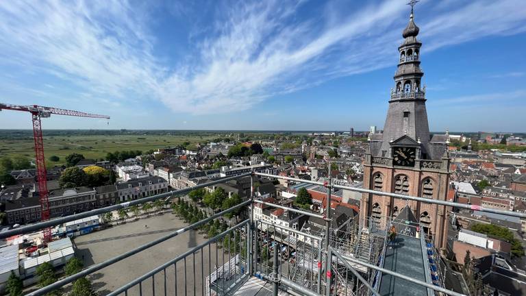 Het uitzicht vanaf de Vieringstoren op 50 meter hoogte (foto: Megan Hanegraaf).