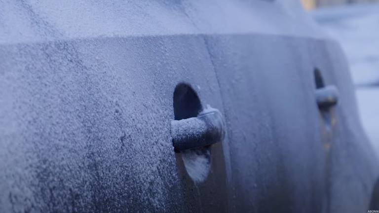Vastgevroren autodeuren!? Spierballen of een föhn bieden uitkomst (foto: ANWB).