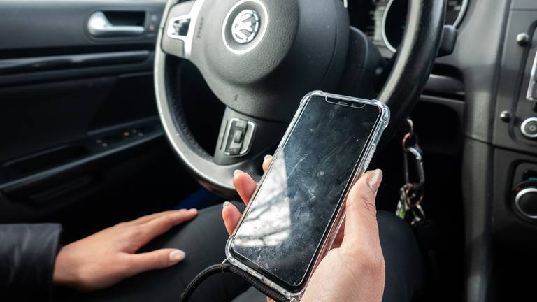 Telefoon in de hand tijdens rijden: 250 boetes à 420 euro uitgedeeld