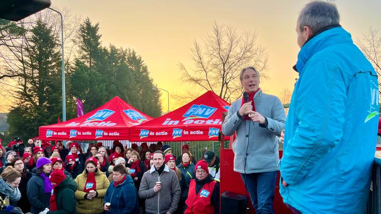 FNV-voorzitter Tuur Elzinga sprak in februari de stakers van Fokker Elmo in Hoogerheide toe. (foto: Raoul Cartens)