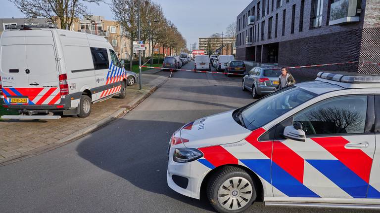 Na de vondst van de dode vrouw in Breda werd de omgeving afgezet (foto: Tom van der Put/SQ Vision).