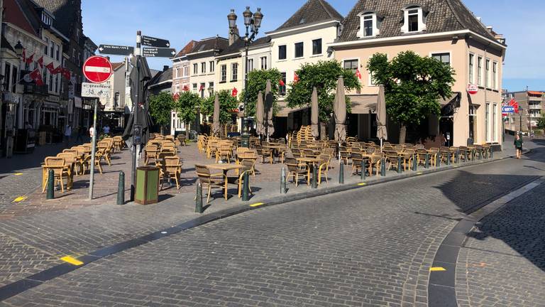 Het terras op de Bredase Havermarkt opgesteld via het protocol (foto: Omroep Brabant).