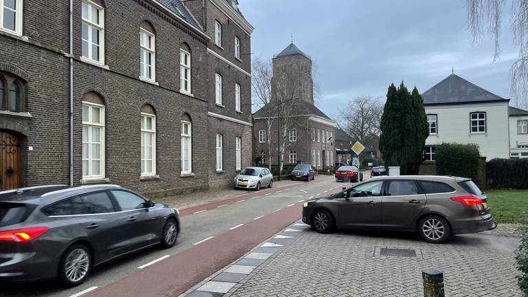 De Grotestraat in Sambeek is druk en smal (foto: Jos Verkuijlen).
