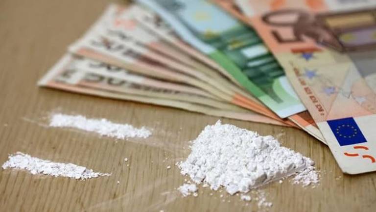 Er werden bankbiljetten en drugs aangetroffen (foto: wijkagenten Son en Breugel Instagram).