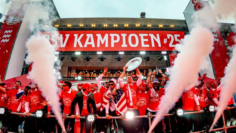 Luuk de Jong met de kampioensschaal (Marcel van Dorst/EYE4images)