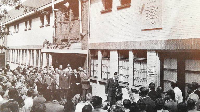 Onthulling van de plaquette in 1953 (foto: Wim Wich, via Joris Kaper uit boek 'PSV tijdens de Tweede Wereldoorlog').