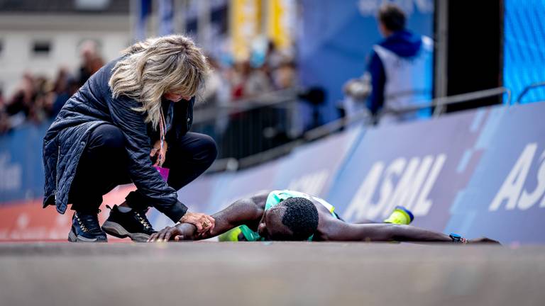 Emmanuel Kiptanui Langat is helemaal kapot na de finish van de ASML Marathon Eindhoven (foto: Marcel van Dorst, Eye4images).