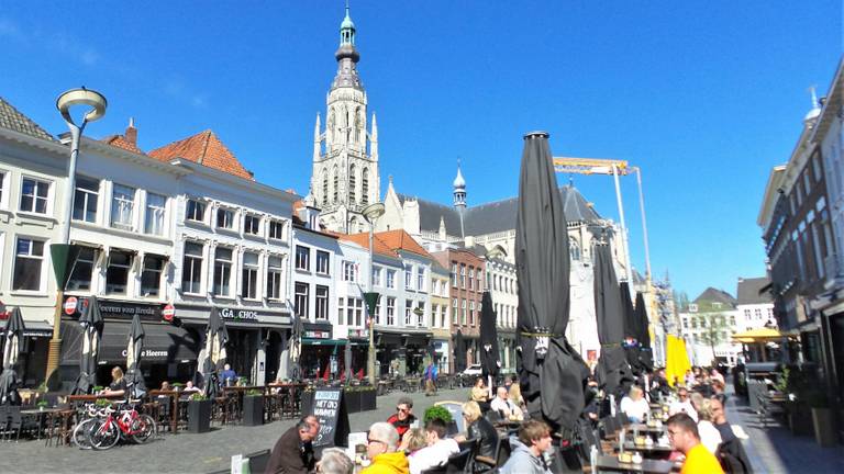 Het is vrijdag prima weer om een terrasje te pakken (archieffoto: Henk Voermans).
